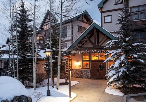 Luxury Retreat • Walk to Lifts & Town • Summit Bar • Bath Remodel • Hot Tub