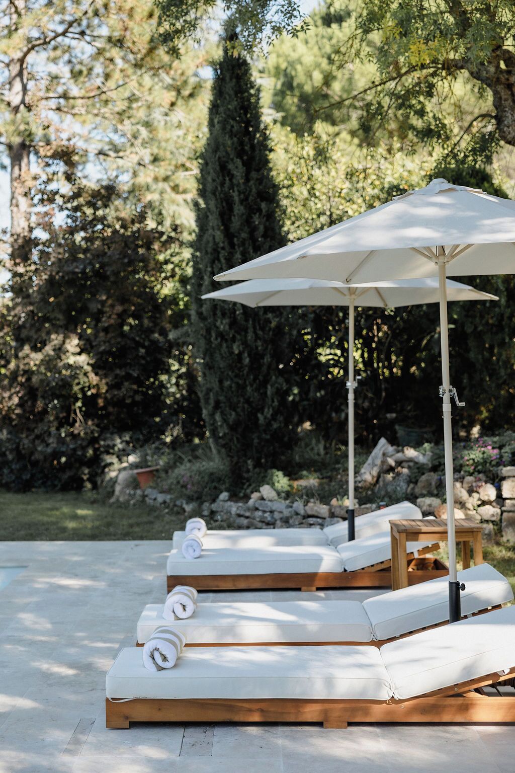 Una piscina al aire libre de temporada