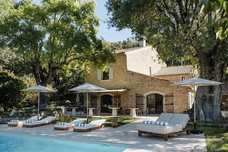 Una piscina al aire libre de temporada. La Bastide de Monique - Maison d'hôtes