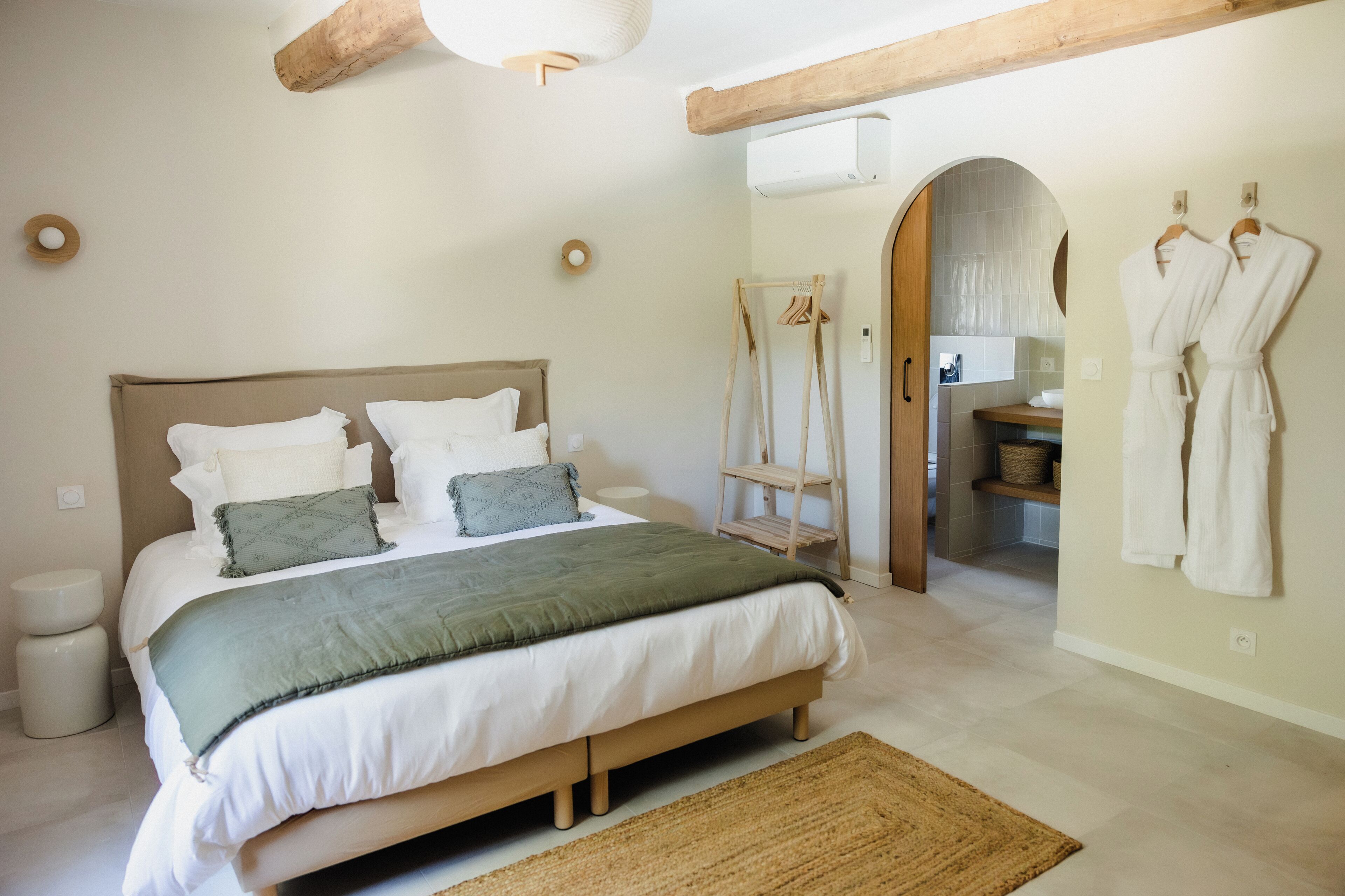 スーペリア ダブルルーム キングベッド 1 台 プールビュー | WiFi (無料)