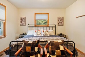 3 bedrooms, desk, iron/ironing board, free WiFi