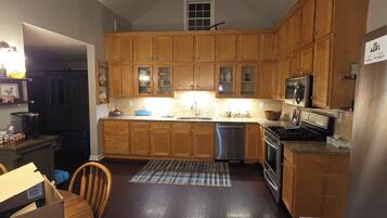 Køleskab, mikrobølgeovn, ovn, kogeplade