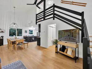 Fernseher, Kamin, Bücher, Arbeitsbereiche