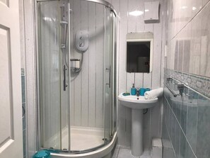 Bathroom - Double Room in Salisbury RoadL15 (Merseyside)