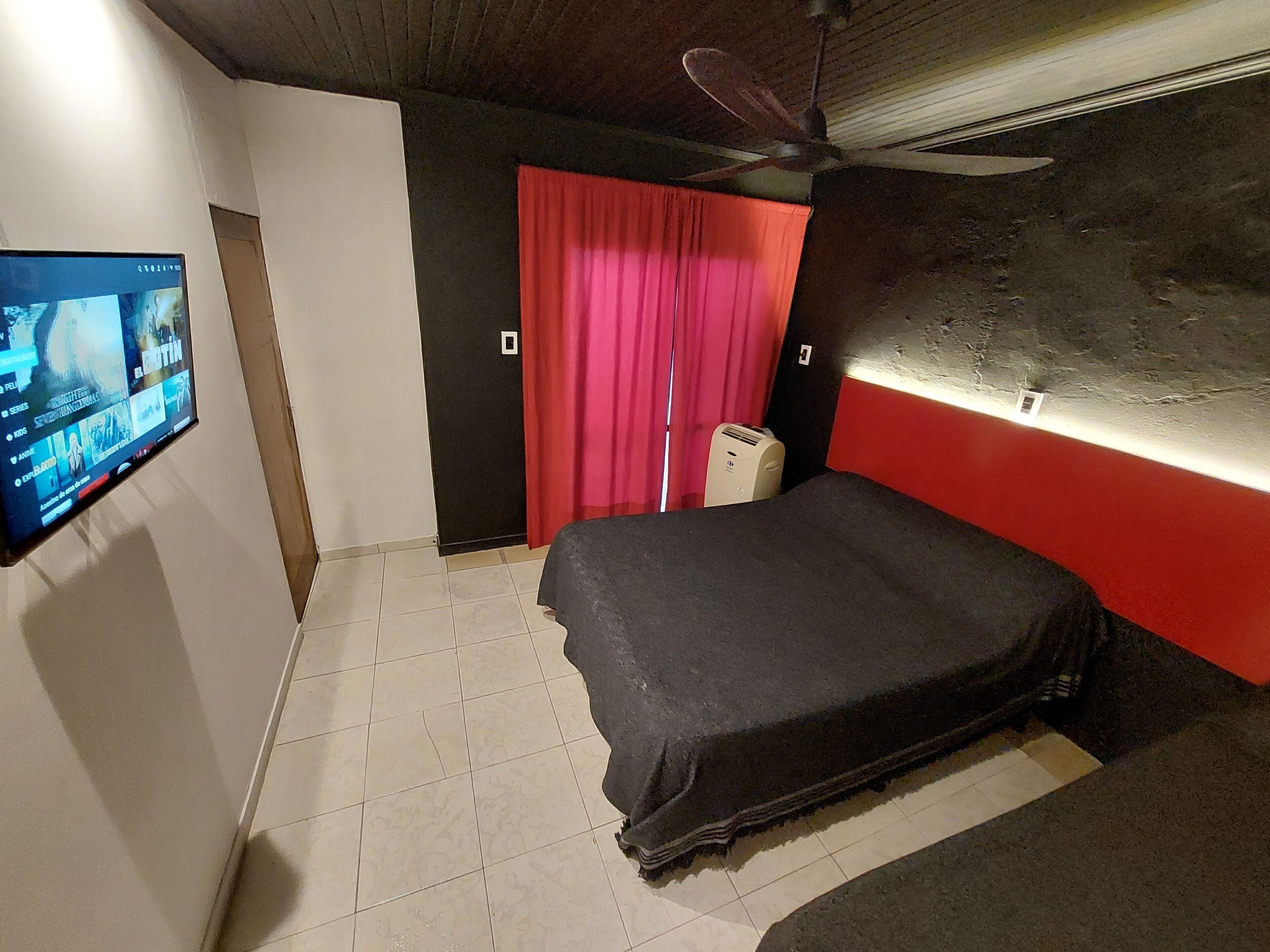 Tabla de planchar con plancha, wifi y ropa de cama 