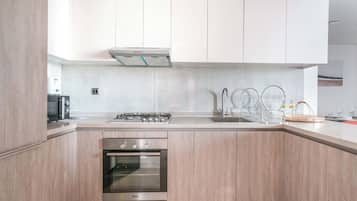 Réfrigérateur, micro-ondes, four, plaque de cuisson