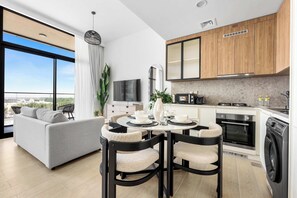 ثلاجة، ميكروويف، موقد طهي مسطح، محمصة خبز