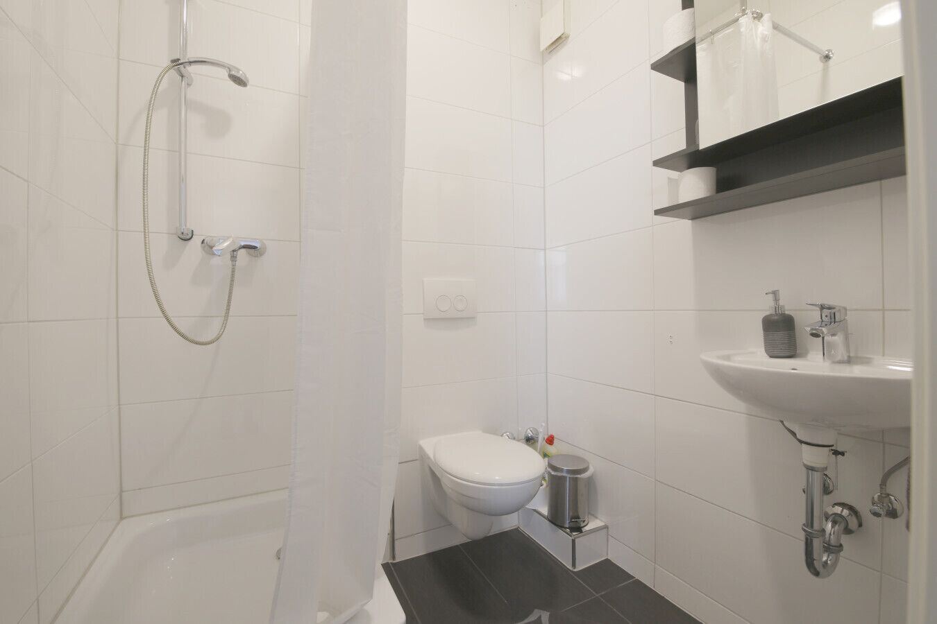 Sèche-cheveux, serviettes fournies, savon, papier toilette