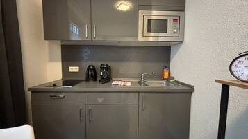 Mikrowelle, Ofen, Wasserkocher mit Kaffee-/Teezubehör, Toaster