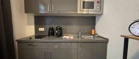 Micro-ondes, four, cafetière/bouilloire, grille-pain