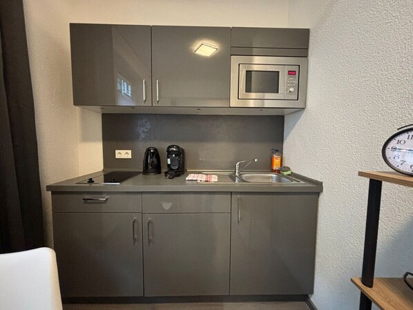 Mikrowelle, Ofen, Wasserkocher mit Kaffee-/Teezubehör, Toaster