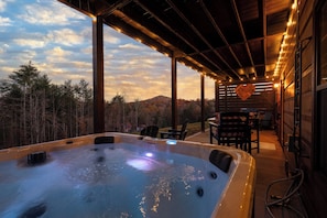 Outdoor spa tub - Hidden Hearts - Mineral Bluff (Mineral Bluff)