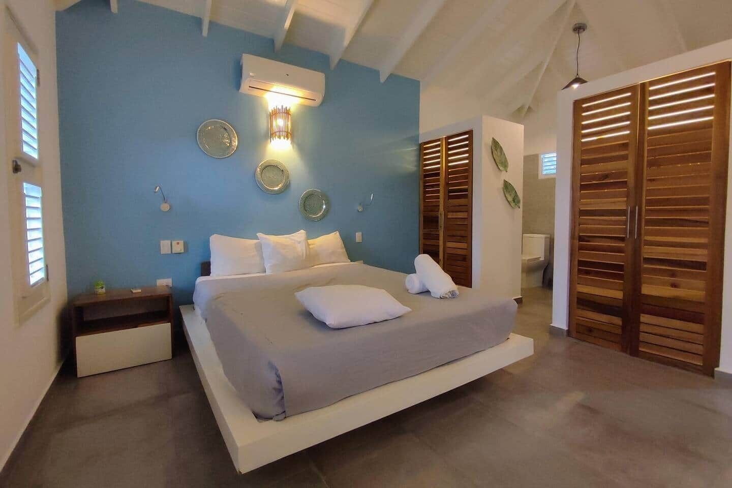 4 chambres, coffres-forts dans les chambres, bureau