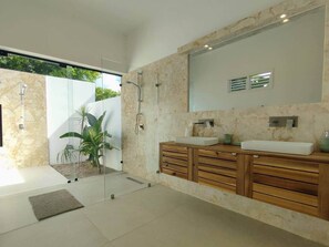 Shower, hair dryer, towels, toilet paper - Villa Brad, close to the beaches and the village (Las Terrenas)