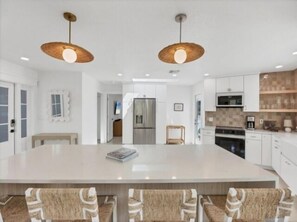 Kjøleskap, mikrobølgeovn, kokeplater og oppvaskmaskin