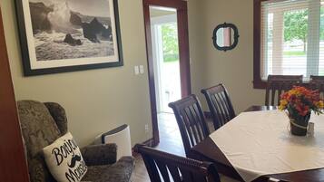 ๋๋ญ์ค ํ์ฐ์ค, ๋ฐ์ฝ๋, ์๋ด ์ ๋ง | ๊ฑฐ์ค ๊ณต๊ฐ