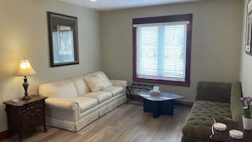 ๋๋ญ์ค ํ์ฐ์ค, ๋ฐ์ฝ๋, ์๋ด ์ ๋ง | ๊ฑฐ์ค ๊ณต๊ฐ