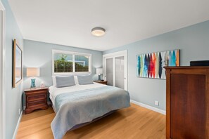 2 slaapkamers, een bureau, een strijkplank/strijkijzer, reisbedje