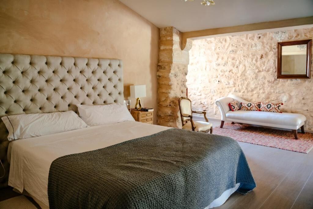 7 عدّة غرف نوم ومكواة/لوح كي وواي فاي وملاءات أسرّة