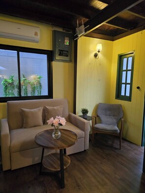 Living room - Homey Home UP Themed Near MRT Samyot (Bangkok)