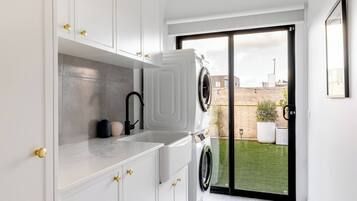 ํ์ฐ์ค, ์นจ์ค 4๊ฐ, ์ ์ ์ ๋ง | ๋ด๋ถ