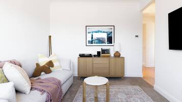 House, 4 Bedrooms, Garden View | Living room | Books