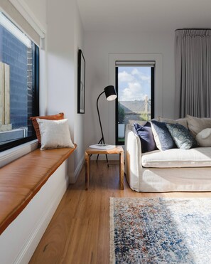 하우스, 침실 4개, 정원 전망 | 거실 | 책