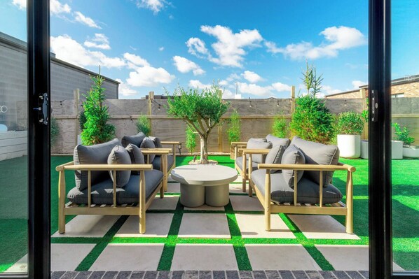 บ้านพัก, 4 ห้องนอน, วิวสวน | ลานระเบียง/นอกชาน