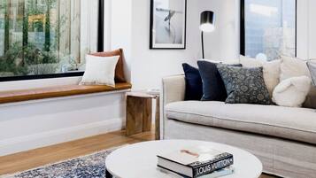 House, 4 Bedrooms, Garden View | Living area | Flat-screen TV, books