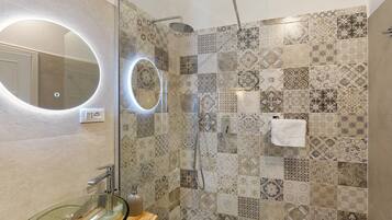 Chuveiro, secador de cabelo, toalhas de banho