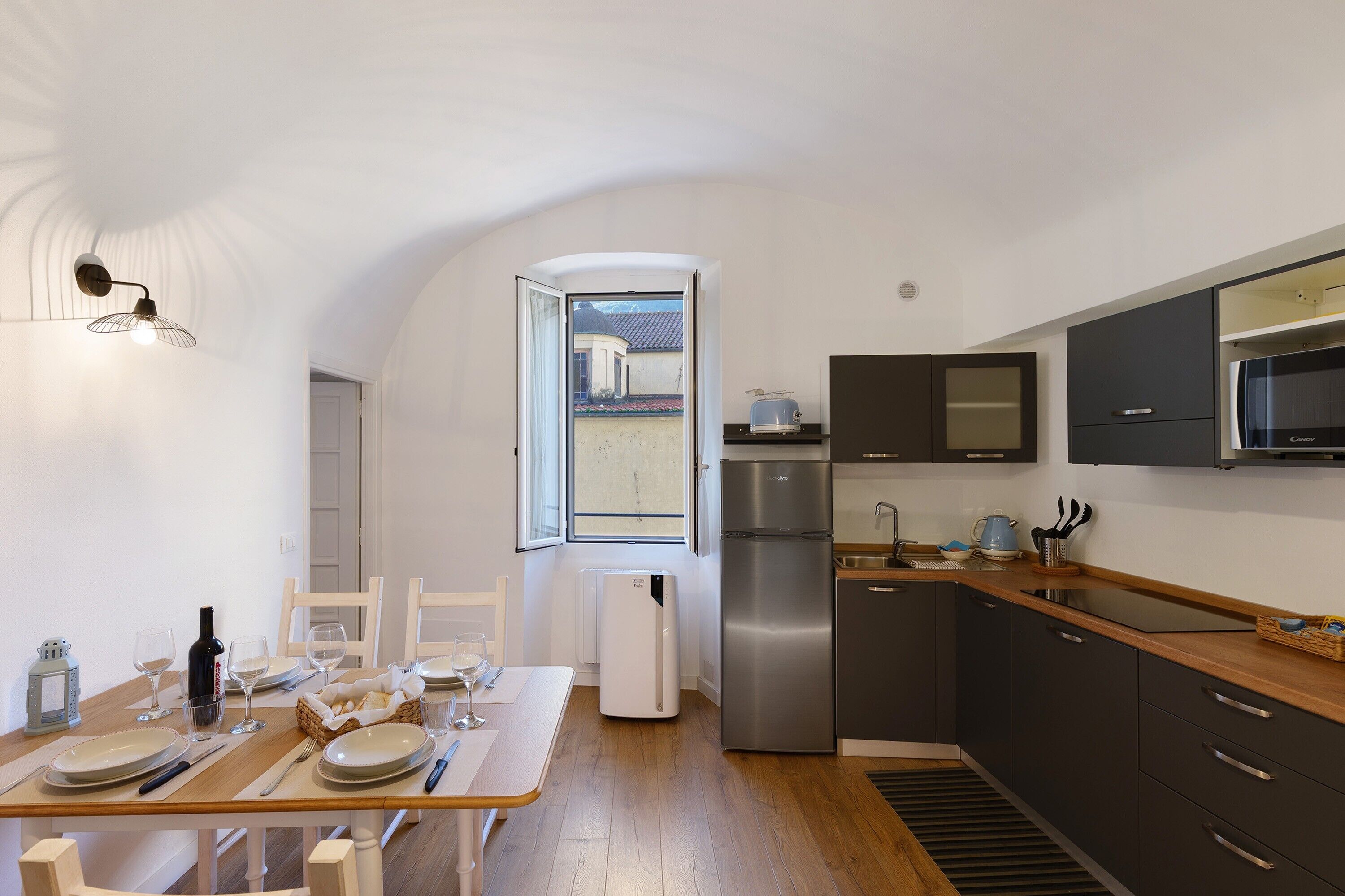 Kylskåp, mikrovågsugn, spishäll och kaffe- och tebryggare