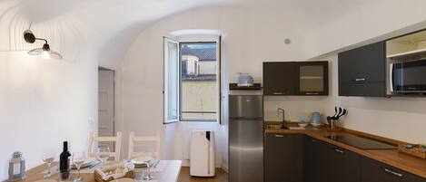 Kylskåp, mikrovågsugn, spishäll och kaffe- och tebryggare