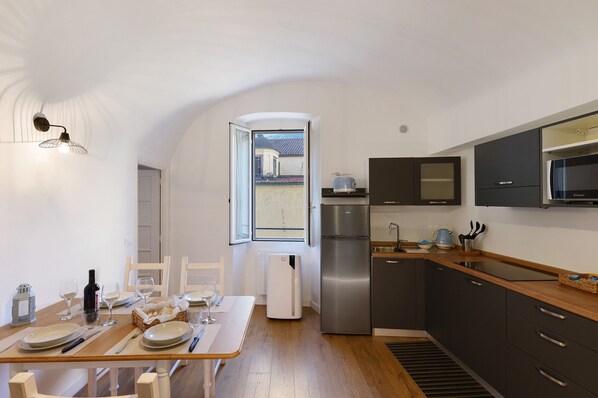 Réfrigérateur, micro-ondes, plaque de cuisson, cafetière/bouilloire