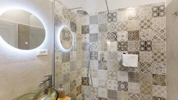 Douche, sèche-cheveux, serviettes fournies