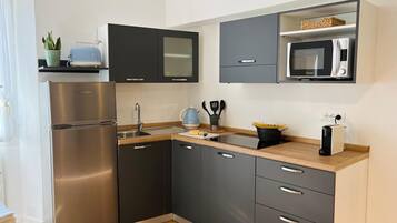 Kühlschrank, Mikrowelle, Herdplatte, Wasserkocher mit Kaffee-/Teezubehör