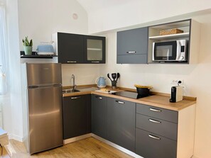 Een koelkast, een magnetron, een kookplaat