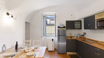 Kühlschrank, Mikrowelle, Herdplatte, Wasserkocher mit Kaffee-/Teezubehör