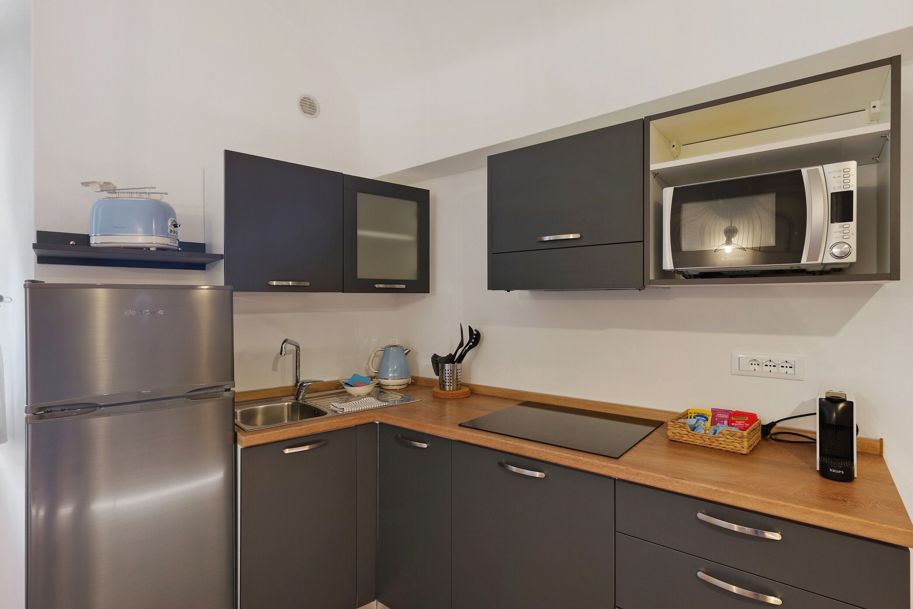 Kühlschrank, Mikrowelle, Herdplatte, Wasserkocher mit Kaffee-/Teezubehör