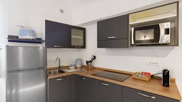 Kühlschrank, Mikrowelle, Herdplatte, Wasserkocher mit Kaffee-/Teezubehör