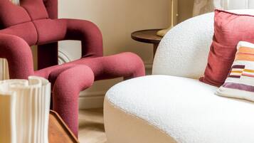 Apartamento, vistas al patio | Zona de estar | Una Smart TV, Netflix, servicios de streaming, una oficina