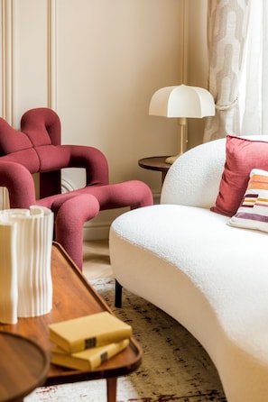 Appartement, uitzicht op binnenplaats | Woonruimte | Een 43-inch smart-tv met kabelzenders, Netflix en streamingdiensten