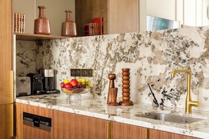 Appartement, uitzicht op binnenplaats | Privékeuken | Een koelkast, een magnetron, een oven, een kookplaat