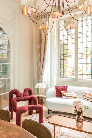 Apartment, Blick auf den Innenhof | Wohnbereich | 43-Zoll-Smart-TV mit Kabelempfang, Netflix, Streaming-Dienste