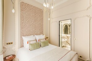 Apartment, Courtyard View | Hypo-allergenic bedding, pillow-top beds, in-room safe - Merveil Signature Suite - Marignan (Paris)