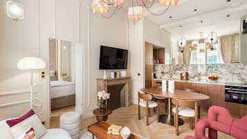 Appartement, vue cour intérieure | Coin séjour | TV connectée, Netflix, services de streaming, espaces bureaux