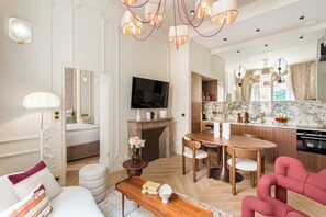 Apartment, Blick auf den Innenhof | Wohnbereich | 43-Zoll-Smart-TV mit Kabelempfang, Netflix, Streaming-Dienste