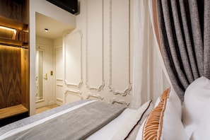 Appartement, uitzicht op binnenplaats | Hypoallergeen beddengoed, pillowtop-bedden, een kluis op de kamer