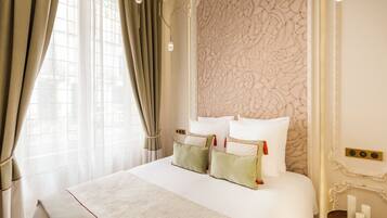 อพาร์ทเมนท์, วิวสวนหย่อม | ตู้นิรภัยในห้องพัก, โต๊ะทำงาน, พื้นที่ทำงานแบบใช้แล็ปท็อป, ผ้าม่านกันแสง