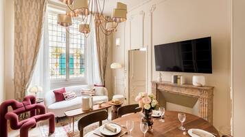 Apartamento, vistas al patio | Zona de estar | Una Smart TV, Netflix, servicios de streaming, una oficina