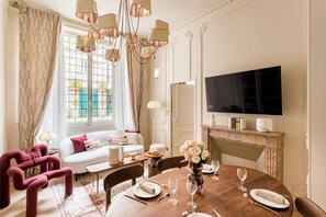 Apartment, Blick auf den Innenhof | Wohnbereich | 43-Zoll-Smart-TV mit Kabelempfang, Netflix, Streaming-Dienste